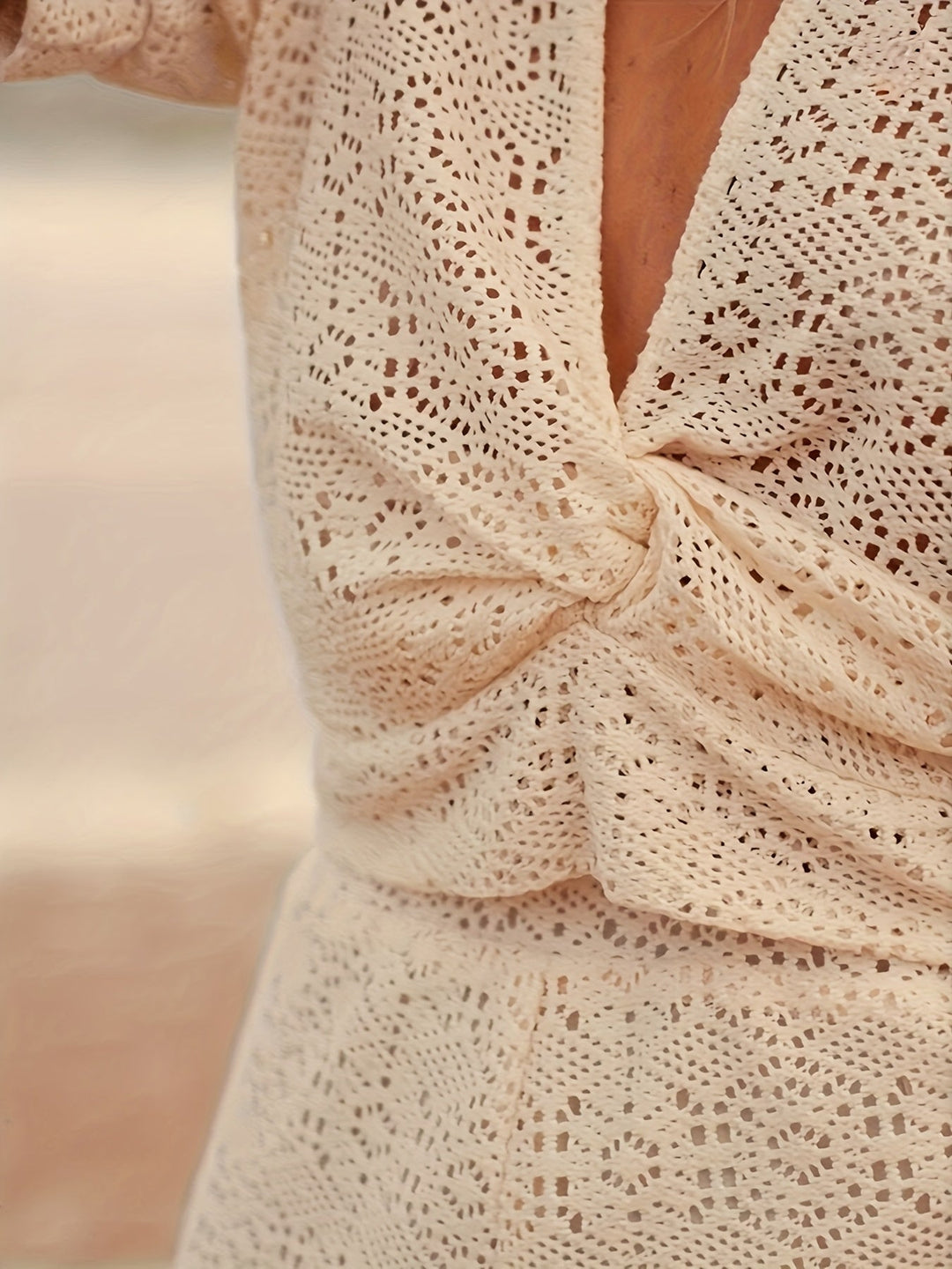 Isaline™ — Blouse à Col en V avec Broderies Asymétriques